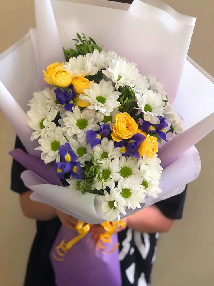 Букет цветов из: Ирисы, Хризантемы и Розы в Степанщино