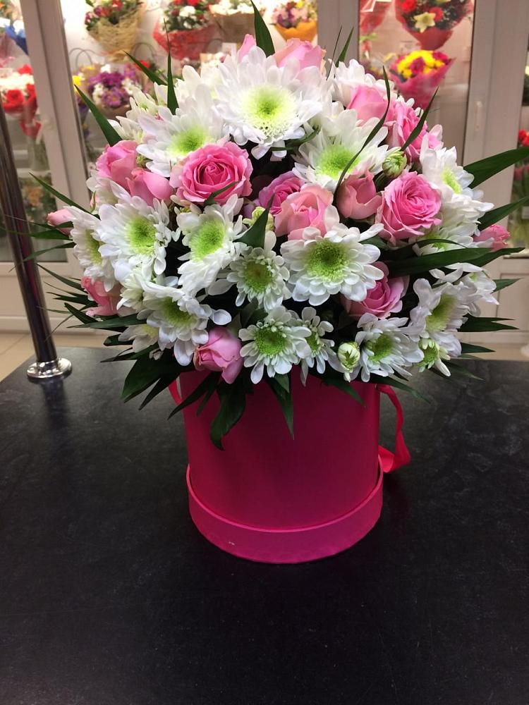 Цветочная композиция из Розы и Хризантемы в шляпной коробке в Степанщино